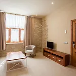 Petit Apartment Pals